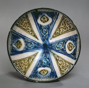 Fat, fra Kashan, Iran, Seljuk-perioden, sent på 1200-tallet (steinpasta med polykrom under glasur)