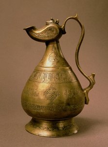 Ewer signert Rafa (?) Ibn Saad, Khurasan, Iran, 1190 (586 Hijra) (messing innlagt med sølv og rødt kobber)