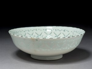 Gombroon Bowl, Iran, Safavid-perioden (steinpasta med gjennomhullet dekor og svart underglasur) av Persian School