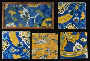 Gruppe av Safavid Cuerda Seca-fliser (keramikk) av Persian School