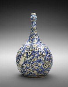 Fliket flaske med figur og blomster, midten av 1600-tallet (lustreware med ugjennomsiktig hvit og koboltblå glasur) av Persian School