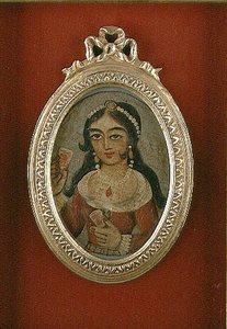Qajar bysterundell som viser en utsmykket kvinne (olje på lerret) av Persian School