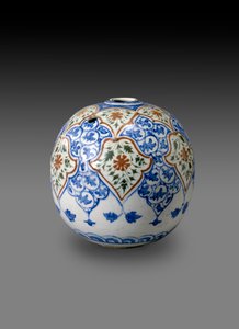Sfærisk Kahlian Pipe Bowl, sannsynligvis laget i Kerman, Iran, sent på 1600- eller begynnelsen av 1700-tallet (steinpasta med polykrom under glasur)