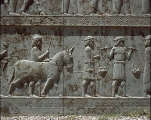 Underdanige folk bringer gaver til Darius I. Relieffer av den østlige trappen til Apadana, 600-tallet f.Kr. av Persian School