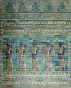 Bueskytternes frise, fra palasset til Darius I, kongen av Persia, i Susa (6. århundre f.Kr.). E-postet murrelieffbunn. 510 f.Kr. Paris, Louvre-museet. av Persian School
