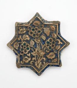 Flis i åttespisset stjerneform, Il-Khanid-perioden, 1256-1335 (steinpasta, støpt og malt under gjennomsiktig glasur) av Persian School