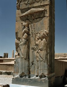 Utsikt over tripylonen til Darius-palasset, 600-tallet f.Kr av Persian School