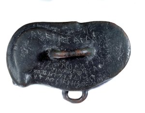 Votivvekt i bronse i form av en osselett med en dedikasjon på gresk til Apollo av Didymus, votiv til gudens tempel i Milet. Rutetider. Rapporter som tyvegods av Darius I. funnet på stedet til Susa. Paris. Museet Louvre av Persian School