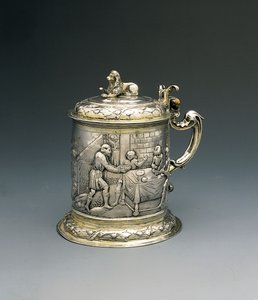 Tankard, kroppen avviser og jages med Jakob som bryter med engelen, og Abraham og Sara som gjestet treenigheten, Danzig, ca. 1690 (pakke forgylt sølv) av Peter III Rohde