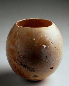 Fønikisk kunst: tomt strutseegg. Fra Laurita (Tømmer). 7. århundre f.Kr. Dim. 13,2 cm Grenada, arkeologisk museum av Phoenician