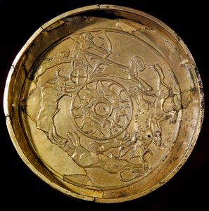 Fønikisk kunst: gullfat dekorert kongelig jaktscene. Fra Ras Shamra (Ugarit eller Ougarit) 1300-tallet f.Kr. Diameter 19 cm Paris, Louvre-museet av Phoenician