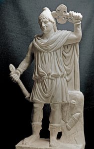 Fønikernes sivilisasjon: Mithraisk guddommelighet som holder en fakkel og en dobbel øks. 2. eller 3. århundre e.Kr. Marmor skulptur. Dim. 87 cm. Paris, Louvre-museet