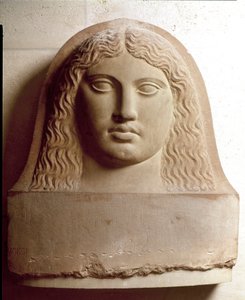 Fønikernes sivilisasjon: kvinnehode skåret på en fønikisk sarkofag. 4. århundre f.Kr. Relieffstrømper i marmor. Dim. 72 cm Paris, Musée du Louvre