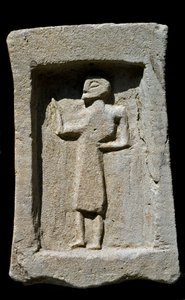 Fønikisk kunst: Punisk begravelsesstele i gres med relieff av gående karakter. Fra utgravningene av Motia (Motia, Mozzia eller Motia). 6. århundre f.Kr. Tunis, Musee du Bardo Tunisia