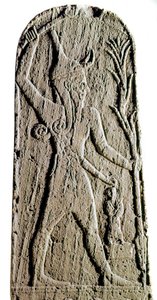Fønikisk kunst: kalksteinstele av guden Baal i lyn. (Gud kriger beskytter kongen) Skulptur fra det 19. eller 18. århundre f.Kr.,. Fra Ras Shamra (Ugarit eller Ougarit) Dim 142 cm Paris, Musee du Louvre