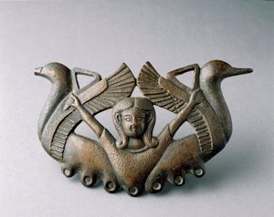 Fønikisk kunst: representasjon av guddommen Astarte. Det er omgitt av to fugler som tar av. Bronseskulptur fra det 6. århundre f.Kr. Fra Sevilla. Dim. 16 cm Sevilla, arkeologisk museum av Phoenician School
