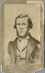 Nikolay Alexandrovich Dobrolyubov 1836-1861, mellom 1865 og 1900 av Photo studio Wesenberg