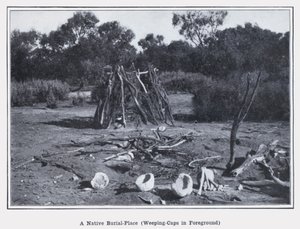 Et innfødt gravsted, gråtende caps i forgrunnen (s/hvitt-bilde) av Photographer Australian