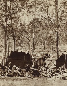 Australske aboriginer ly bak et vindfang (s/hvitt bilde)