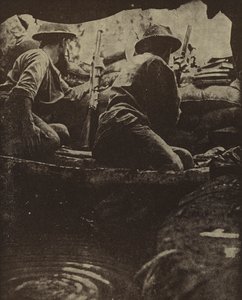 Australske soldater i en vannfylt geværgrop, Sanananda, New Guinea, andre verdenskrig av Photographer Australian