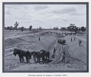Utgraving av kanaler for vanning i Berembea, NSW (s/hvitt-bilde) av Photographer Australian