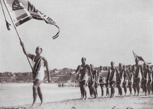 Lifesavers' March Past, en kjent scene på enhver australsk strand (s/hv-bilde) av Photographer Australian