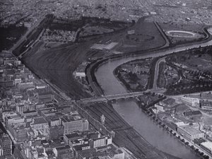 Melbourne: En luftfoto av Jolimont Railway Yards og elven Yarra, som viser en liten del av byen og Richmond i det fjerne (s/hv-bilde) av Photographer Australian