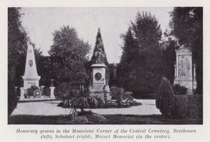 Æresgraver i Musikerhjørnet på Central Cemetery, Beethoven (til venstre), Schubert (til høyre), Mozart-minnesmerket (i midten) (s/hv-bilde)