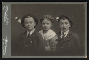 Portrett av tre østerrikske barn (s/hvitt bilde) av Austrian Photographer