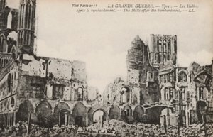 Ruinene av Cloth Hall, Ypres, Belgia, etter bombardementet under første verdenskrig