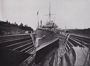 HMS "Flora," i Dock, Esquimalt, British Columbia (s/hvitt bilde) av Photographer Canadian