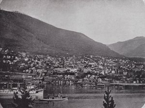 Nelson, fra over Kootenay-elven (s/hvitt-bilde) av Photographer Canadian