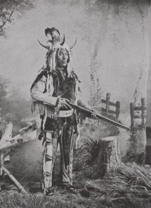 Stony indianer i krigsdrakt (s/hvitt bilde)