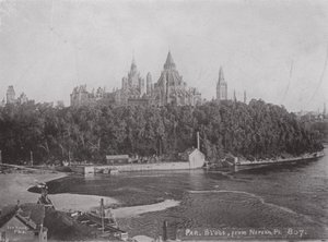 Parlamentsbygningene, Ottawa, fra Nepean Point (s/hvitt bilde) av Photographer Canadian