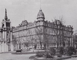 Windsor Hotel og Sir John A Macdonald Monument, Montreal (s/hv-bilde) av Photographer Canadian