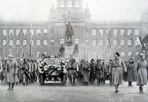 Tsjekkiske tropper følger president Thomas Masaryk i Praha, 25. desember 1918 (s/hvitt-bilde)