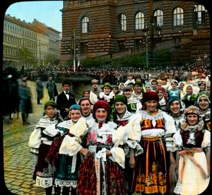 Unge kvinner i nasjonaldrakter, Wenceslas Square, Praha, Tsjekkoslovakia, ca. 1921 (bilde)