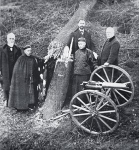 Hiram Maxim demonstrerer kraften til våpenet sitt for kinesiske myndighetspersoner (s/hvitt-bilde) av Photographer English