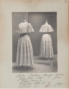 Albumside: House of Worth, kostyme av Photographer French