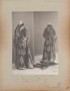 Albumside: House of Worth, Evening Coat av Photographer French