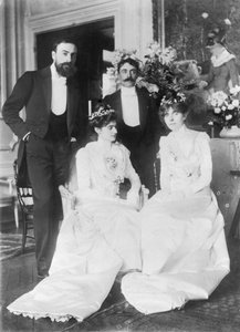 L-R: Ernest Rouart (1874-1942) og hans kone Julie Manet (1878-1967), Paul Valery (1871-1945) og hans kone Jeannie Gobillard (1877-1970), på dagen for deres ekteskap, mai 1900 (f/ w bilde)