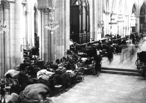 Folk som søker tilflukt i Caen-katedralen, juli 1944 (s/hvitt-bilde) av Photographer French