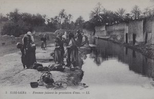 Kvinner samler vann i Sidi-Okba, Algerie (s/hvitt-bilde) av Photographer French