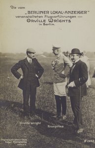 Den amerikanske flygeren Orville Wright chatter med kronprins Wilhelm av Tyskland under et besøk i Berlin (s/hv-bilde) av Photographer German