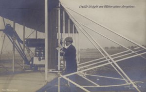 Den amerikanske flygeren Orville Wright inspiserer motoren til flyet sitt (s/hv-bilde) av Photographer German