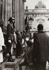 Ved minnesmerket for ofrene for fascisme og militarisme hedrer soldater fra National People