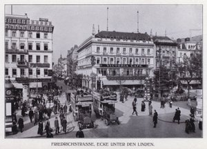 Berlin: Friedrichstrasse, hjørnet Unter den Linden (s/hvit foto) av Photographer German