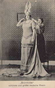 Brunhilde, den vakreste og høyeste tyske kjempekvinnen (s/hvitt bilde)