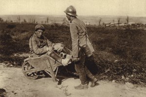 Fanget fransk soldat som fraktet sin sårede kamerat i en trillebår, første verdenskrig av Photographer German