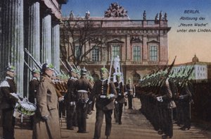 Vaktskifte ved Neue Wache, Unter den Linden, Berlin, Tyskland (farget bilde) av Photographer German